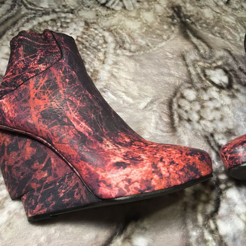 Helmut Lang Game of Thrones Black and Red Marble Leather Ankle Booties - Picture 11 of 16